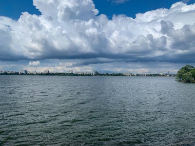 Göl manzarası ve bulutlar