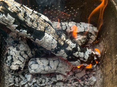 Şöminede ızgaranın kömürü yanıyor..