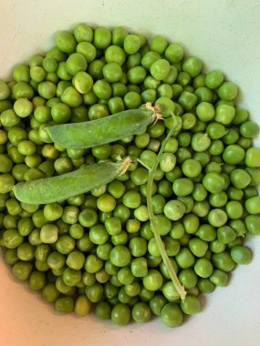 Beyaz kasede taze yeşil bezelye