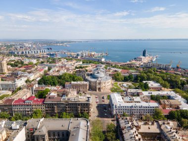 Odesa, neoklasik opera binası, tarihi binalar ve geçmişi ve modernliği harmanlayan canlı bir liman limanı olan bir Avrupa sahil kentini gösteren hava görüntüsü..