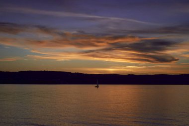 bir gölün siyah beyaz fotoğrafı