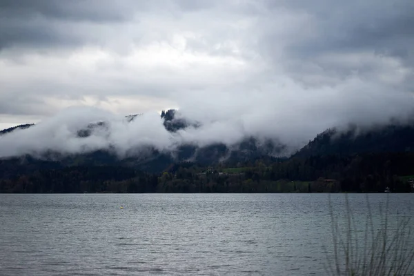 Jezioro Górach Chmurach — Zdjęcie stockowe