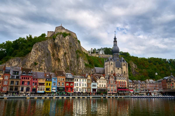 Meuse 'deki güzel Dinant şehri.