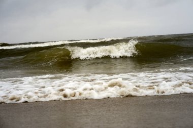 Kış vakti kumsalda dalgalar