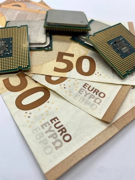 Üzerinde Mikroişlemci Bulunan Euro Banknotunun Yakın Plan Görüntüsü — Stok fotoğraf