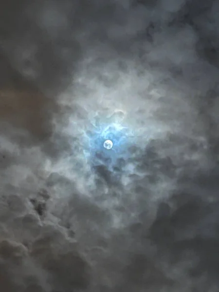 Крупный План Луны Голубым Небом Темными Облаками Вокруг — стоковое фото