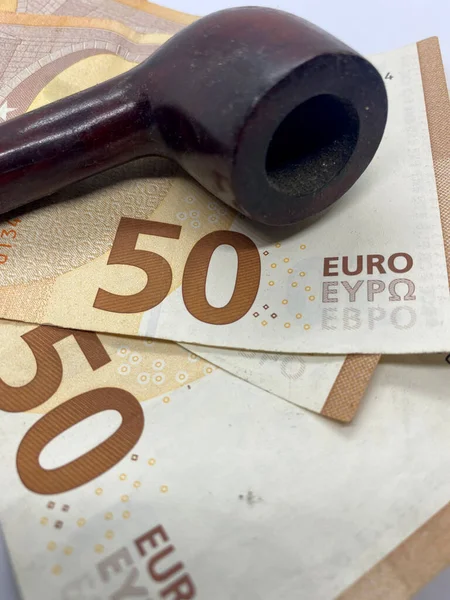 Euro Luk Banknotların Üzerinde Tütün Borularının Yakın Plan Çekimi Avrupa — Stok fotoğraf