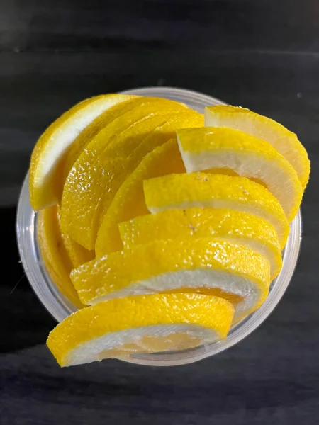 Крупный План Ломтиков Желтого Лимона Тёмном Фоне — стоковое фото