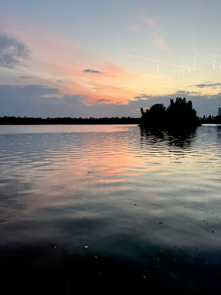 Landskap Utsikt Över Sjön Med Himlen Solnedgången Reflektera Över Det — Stockfoto