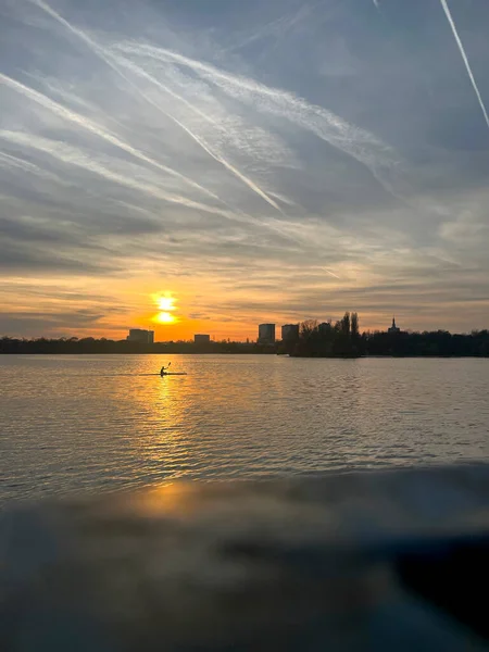 Närbild Solnedgången Sjön Med Kanot Reflektion Solen Och Med Moln — Stockfoto