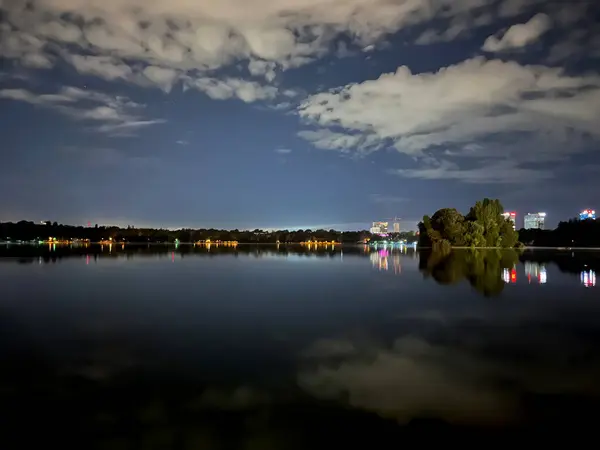 Landskap Nattutsikt Med Stadsljus Och Moln Reflekterar Sjön — Stockfoto