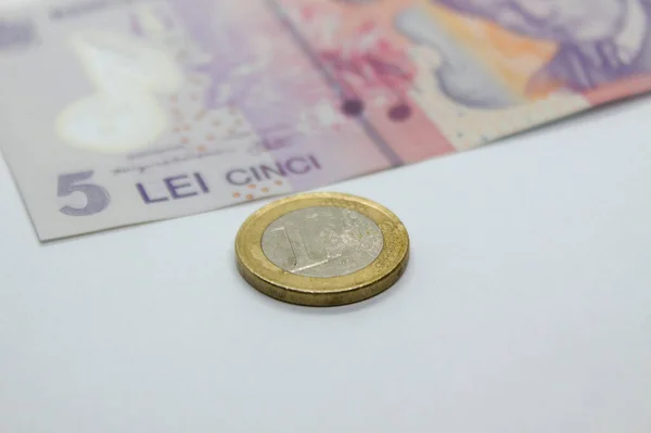 Lei Banknotun Yakınında Bir Euro Sikkeye Yakın Çekim Romanya Nın — Stok fotoğraf