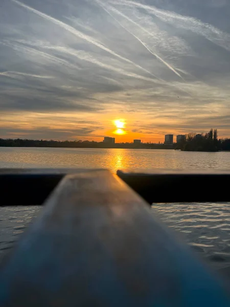 Närbild Solnedgången Reflekterar Sjön Med Selektivt Fokus Bakgrunden — Stockfoto