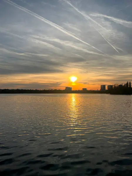 Närbild Solnedgången Med Himmel Med Spår Flygplan Och Solen Reflekterar — Stockfoto