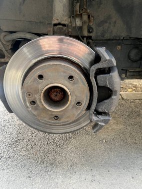 Tekerlek üzerinde siyah fren balataları ve kalibreli fren diski montajı