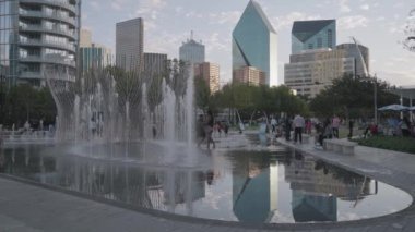 Dallas, Teksas, ABD 'deki Klyde Warren Park Su Fıskiyesi ve Su Damlası