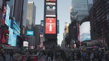 Times Meydanı - Neon Lights, Billboardlar, Meşgul Trafik ve Kalabalık Manhattan, New York City, ABD