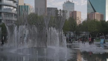 Dallas, Teksas, ABD 'deki Klyde Warren Park Su Fıskiyesi ve Su Damlası