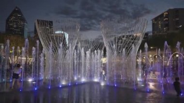 Dallas, Teksas, ABD 'deki Klyde Warren Park Su Fıskiyesi ve Su Damlası