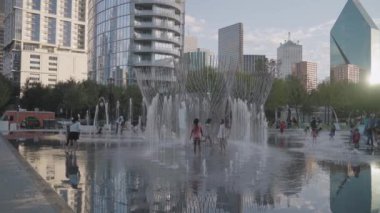 Dallas, Teksas, ABD 'deki Klyde Warren Park Su Fıskiyesi ve Su Damlası