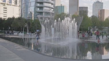 Dallas, Teksas, ABD 'deki Klyde Warren Park Su Fıskiyesi ve Su Damlası