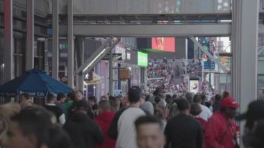 Times Meydanı - Neon Lights, Billboardlar, Meşgul Trafik ve Kalabalık Manhattan, New York City, ABD