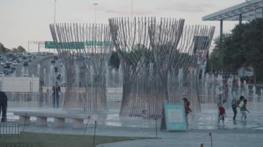 Dallas, Teksas, ABD 'deki Klyde Warren Park Su Fıskiyesi ve Su Damlası