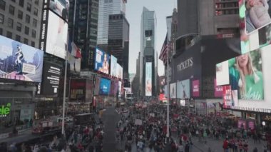 Times Meydanı - Neon Lights, Billboardlar, Meşgul Trafik ve Kalabalık Manhattan, New York City, ABD