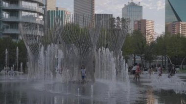 Dallas, Teksas, ABD 'deki Klyde Warren Park Su Fıskiyesi ve Su Damlası