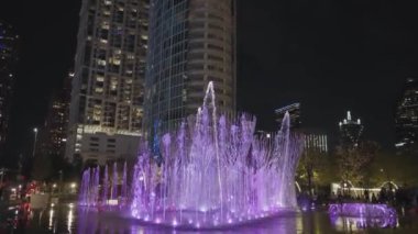 Dallas, Teksas, ABD 'deki Klyde Warren Park Su Fıskiyesi ve Su Damlası