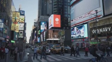 Times Meydanı - Neon Lights, Billboardlar, Meşgul Trafik ve Kalabalık Manhattan, New York City, ABD