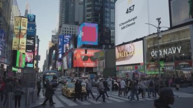 Times Meydanı - Neon Lights, Billboardlar, Meşgul Trafik ve Kalabalık Manhattan, New York City, ABD