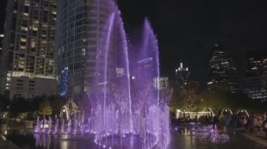 Dallas, Teksas, ABD 'deki Klyde Warren Park Su Fıskiyesi ve Su Damlası