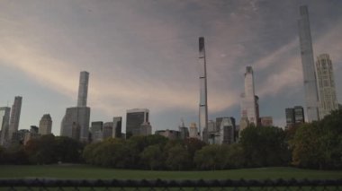 Central Park Kulesi diğer süper yüksek gökdelenlerle birlikte Central Park 'a bakıyor Manhattan, New York City, ABD