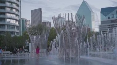 Dallas, Teksas, ABD 'deki Klyde Warren Park Su Fıskiyesi ve Su Damlası