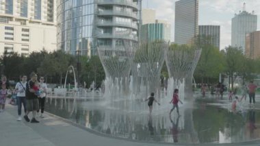 Dallas, Teksas, ABD 'deki Klyde Warren Park Su Fıskiyesi ve Su Damlası