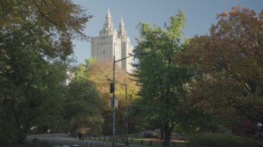 Central Park ve San Remo Binası Sonbahar Yaprakları sırasında Manhattan, New York, ABD