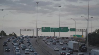 Dallas, Teksas, ABD 'de Trafikte Trafik Saati Arabaları