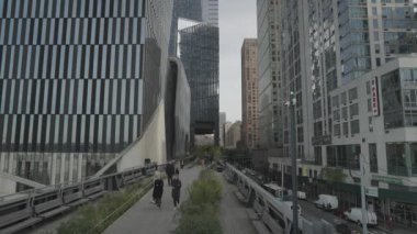High Line - Nehir ve şehir manzaralı eski bir demiryolu hattının üzerindeki popüler park Manhattan, New York City, ABD
