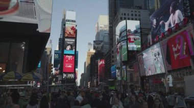 Times Meydanı - Neon Lights, Billboardlar, Meşgul Trafik ve Kalabalık Manhattan, New York City, ABD