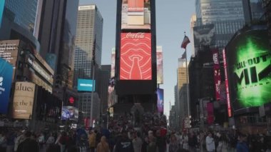 Times Meydanı - Neon Lights, Billboardlar, Meşgul Trafik ve Kalabalık Manhattan, New York City, ABD