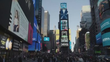 Times Meydanı - Neon Lights, Billboardlar, Meşgul Trafik ve Kalabalık Manhattan, New York City, ABD