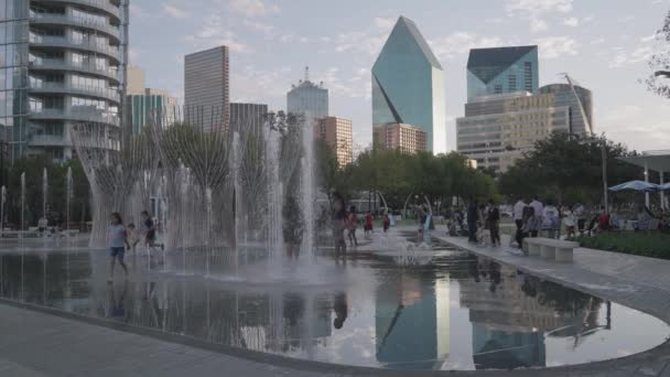 Klyde Warren Park Vodní Fontána Splash Pad Dallasu Texas Usa — Stock video
