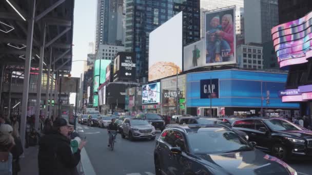 Times Square Neonová Světla Billboardy Rušný Provoz Dav Lidí Večerním — Stock video