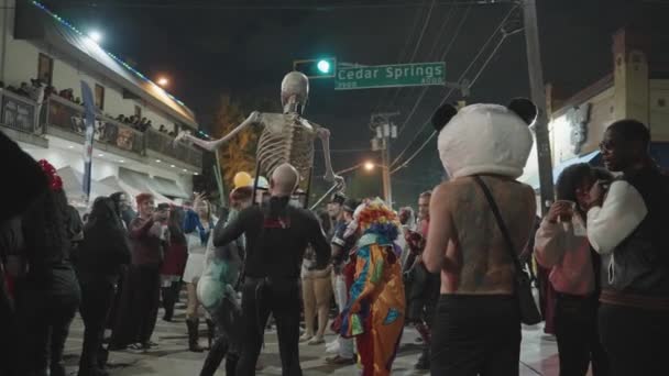 テキサス州ダラス 2022年10月29日 ハロウィンブロックパーティー 夜のシーダースプリングスのストリートで衣装を着た人々 — ストック動画