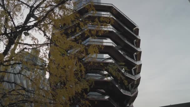 ハドソンヤードのスパイラル階段を持つ船ハニカム型建築ランドマーク マンハッタン ニューヨーク アメリカ — ストック動画