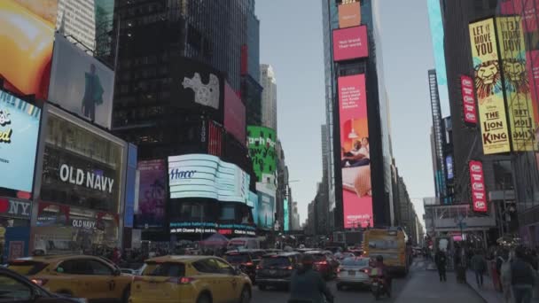 Times Square Neonlichter Werbetafeln Reger Verkehr Und Menschenmassen Abend Manhattan — Stockvideo