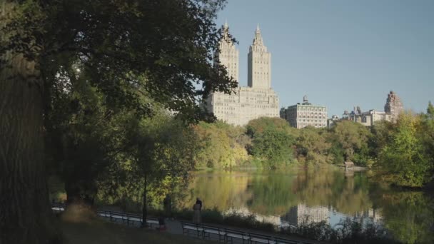 Central Park Lake Und Die San Remo Gebäude Herbst Laub — Stockvideo