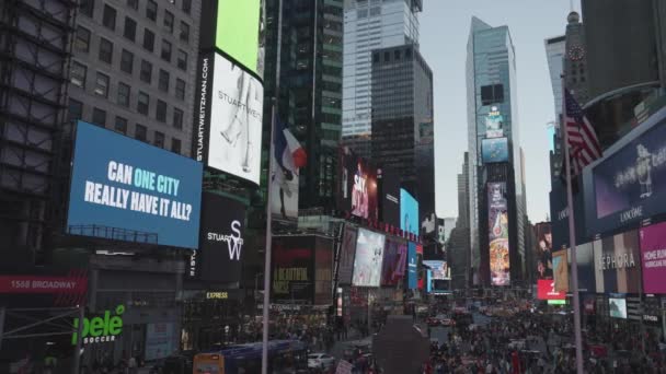 Times Square Neon Lights Billboards Busy Traffic Crowd People Evening — Stockvideo