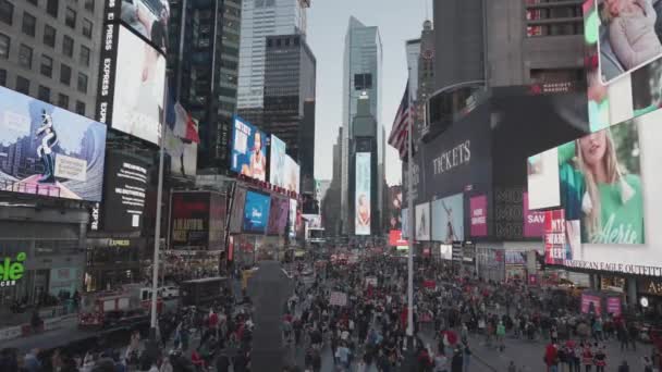 Times Square Neon Lights Billboards Busy Traffic Crowd People Evening — Vídeo de Stock